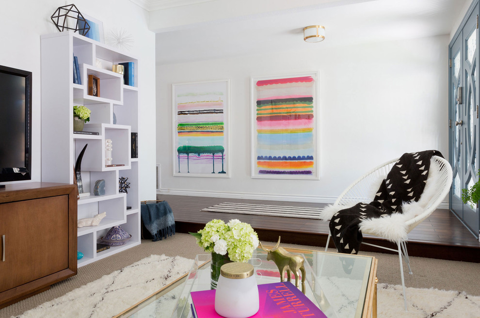 Foto di un soggiorno design di medie dimensioni e chiuso con pareti bianche, moquette, TV autoportante e pavimento beige