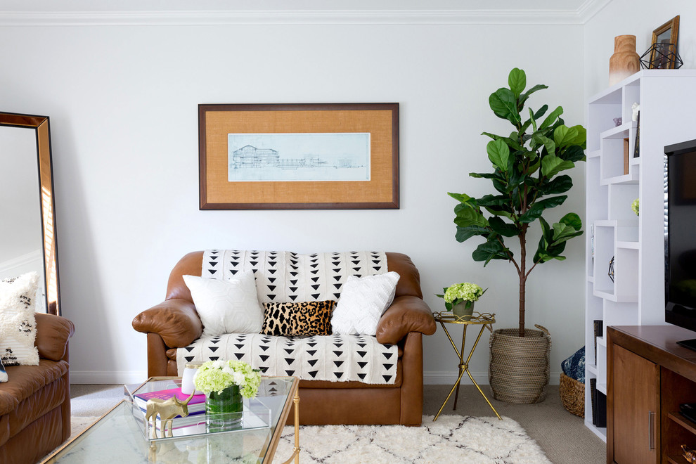 Imagen de salón cerrado actual de tamaño medio con paredes blancas, moqueta, televisor independiente y suelo beige