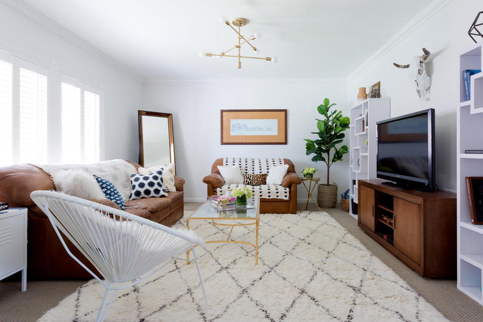 Inspiration för ett mellanstort funkis separat vardagsrum, med vita väggar, heltäckningsmatta, en fristående TV och beiget golv