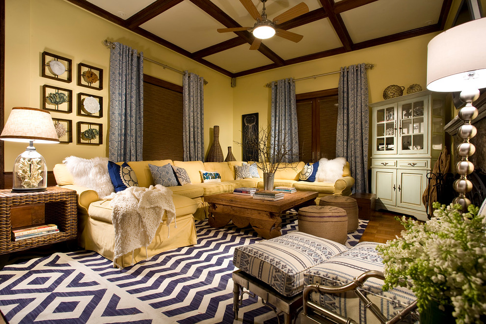 Foto de salón para visitas cerrado tradicional grande sin chimenea y televisor con paredes amarillas, suelo de madera en tonos medios y suelo marrón
