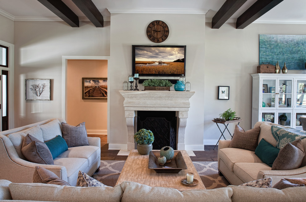 Idee per un soggiorno classico aperto con pareti beige, camino classico e TV a parete