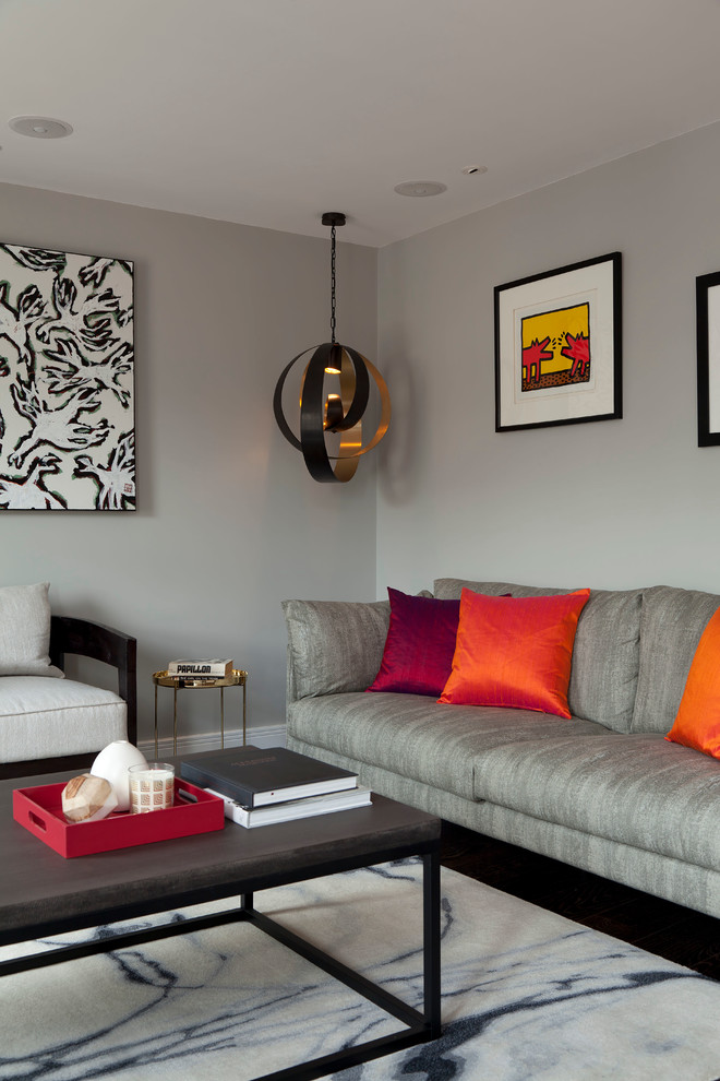 Источник вдохновения для домашнего уюта: изолированная гостиная комната среднего размера в современном стиле с серыми стенами и темным паркетным полом без камина, телевизора