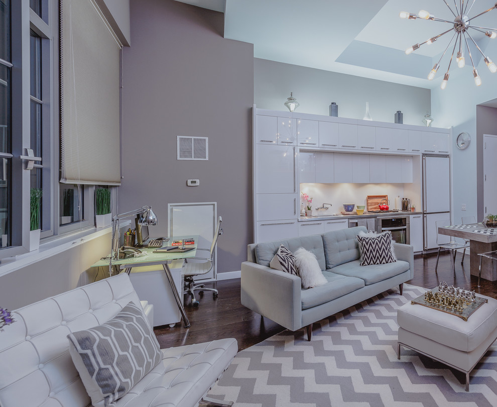 Пример оригинального дизайна: открытая гостиная комната в стиле неоклассика (современная классика) с серыми стенами, темным паркетным полом и ковром на полу
