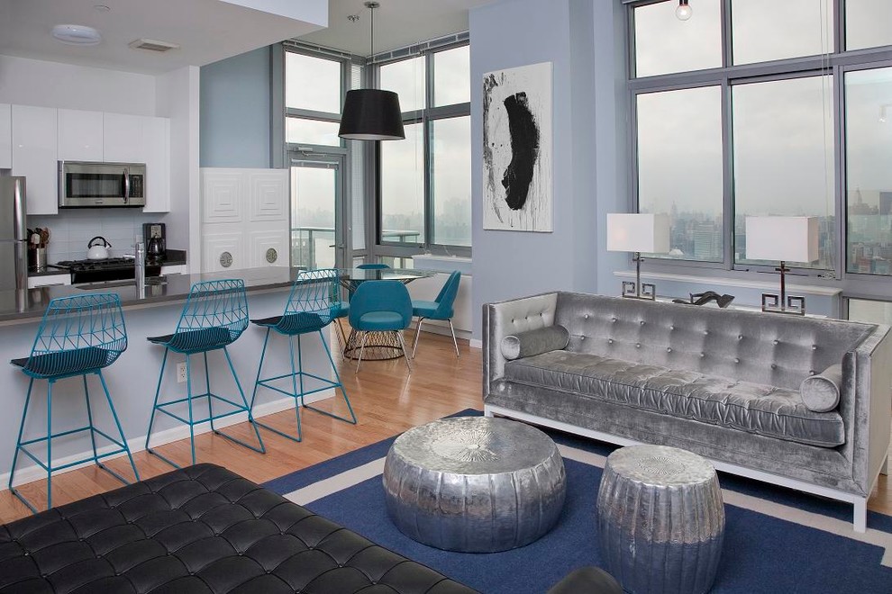 Offenes Modernes Wohnzimmer mit hellem Holzboden in New York