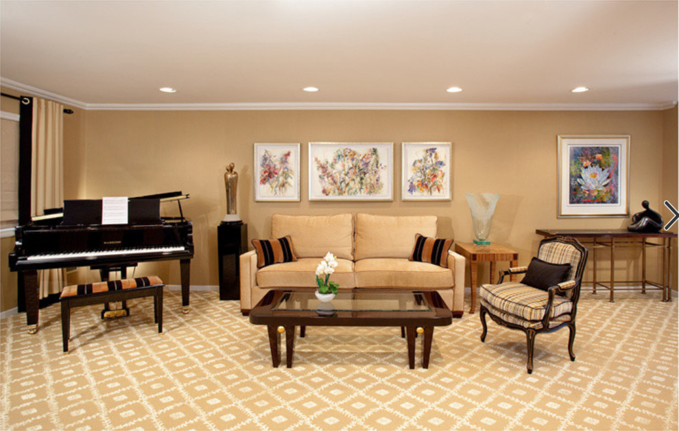 Стильный дизайн: большая открытая гостиная комната в стиле неоклассика (современная классика) с бежевыми стенами, ковровым покрытием, бежевым полом и обоями на стенах без камина - последний тренд