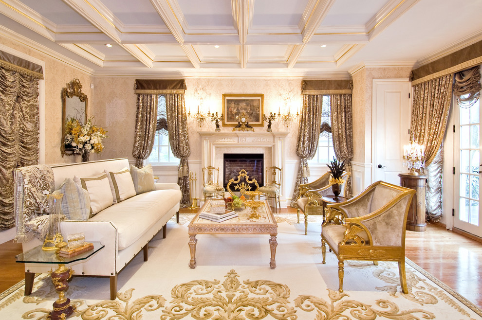 Foto di un soggiorno chic con sala formale e camino classico