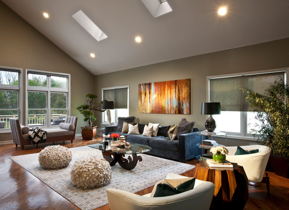 Esempio di un ampio soggiorno contemporaneo con pareti beige e pavimento in legno massello medio
