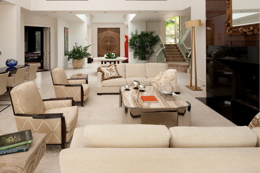 Immagine di un ampio soggiorno contemporaneo aperto con sala formale, pareti bianche, pavimento in pietra calcarea, camino classico e nessuna TV