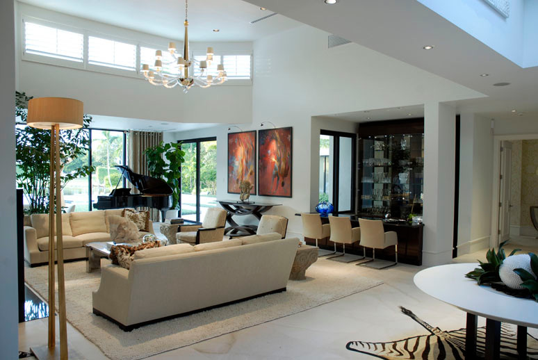 Großes, Repräsentatives, Fernseherloses, Offenes Modernes Wohnzimmer mit weißer Wandfarbe und Kalkstein in Miami