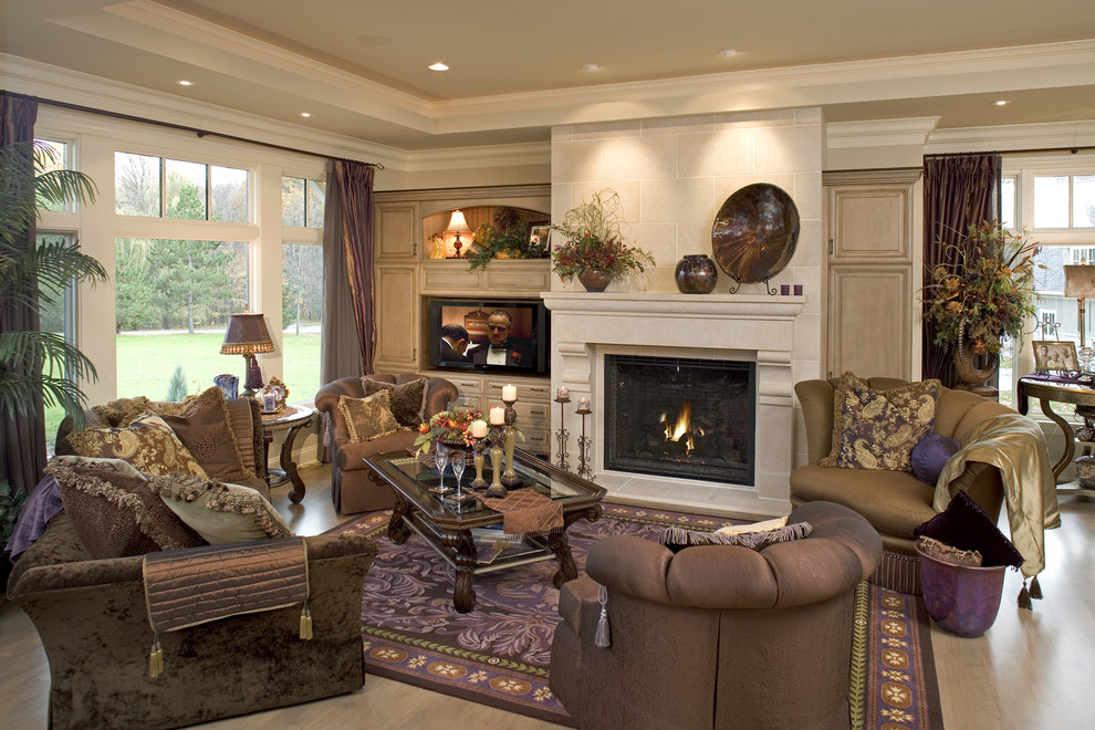 Inspiration pour un grand salon traditionnel ouvert avec une cheminée standard, un téléviseur encastré, un mur beige et parquet clair.