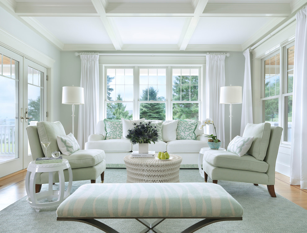 Источник вдохновения для домашнего уюта: гостиная комната в морском стиле с белыми стенами, паркетным полом среднего тона и красивыми шторами