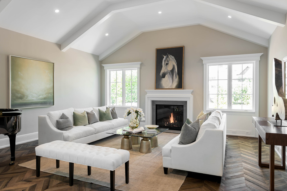 Immagine di un soggiorno classico con sala formale, pareti beige, camino classico, pavimento marrone e pavimento in legno massello medio