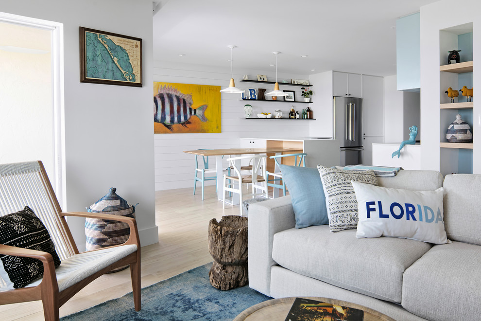 Idee per un piccolo soggiorno stile marinaro aperto con pareti bianche, pavimento con piastrelle in ceramica e pavimento beige