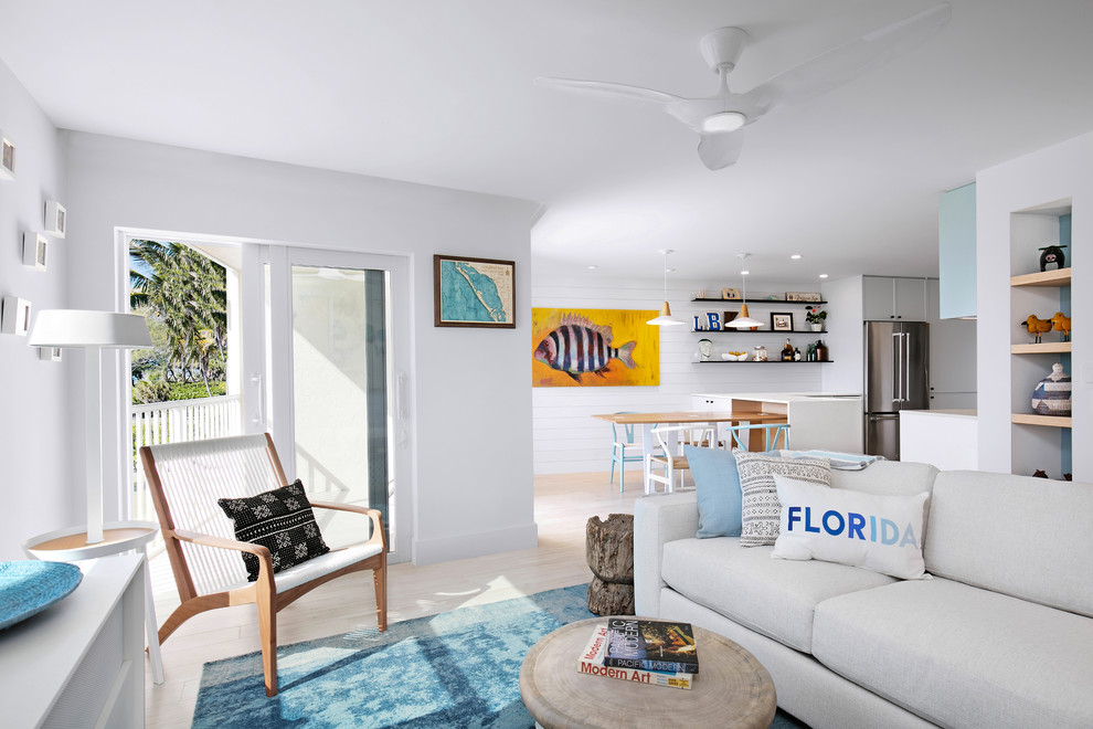 Идея дизайна: маленькая открытая гостиная комната в морском стиле с белыми стенами, полом из керамической плитки и бежевым полом для на участке и в саду