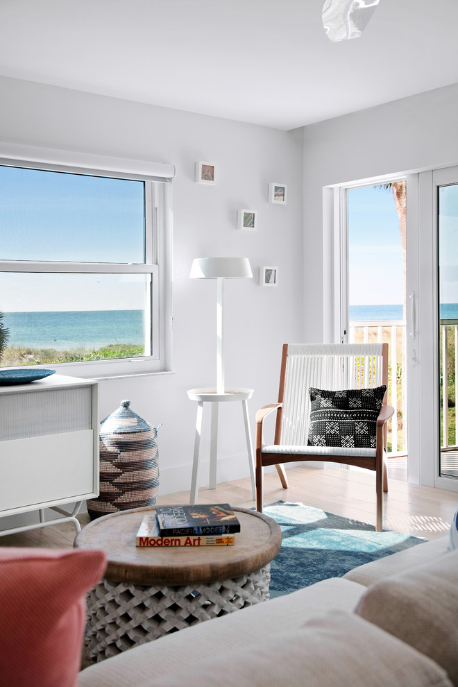 Idee per un piccolo soggiorno stile marino aperto con pareti bianche, pavimento con piastrelle in ceramica e pavimento beige