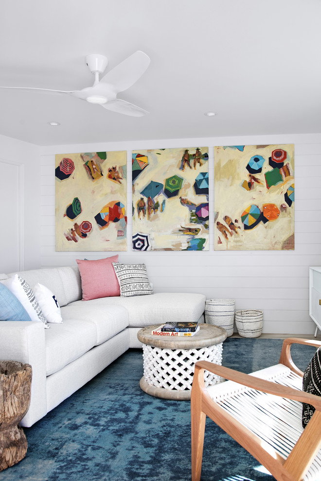 Immagine di un piccolo soggiorno stile marino aperto con pareti bianche, pavimento con piastrelle in ceramica e pavimento beige