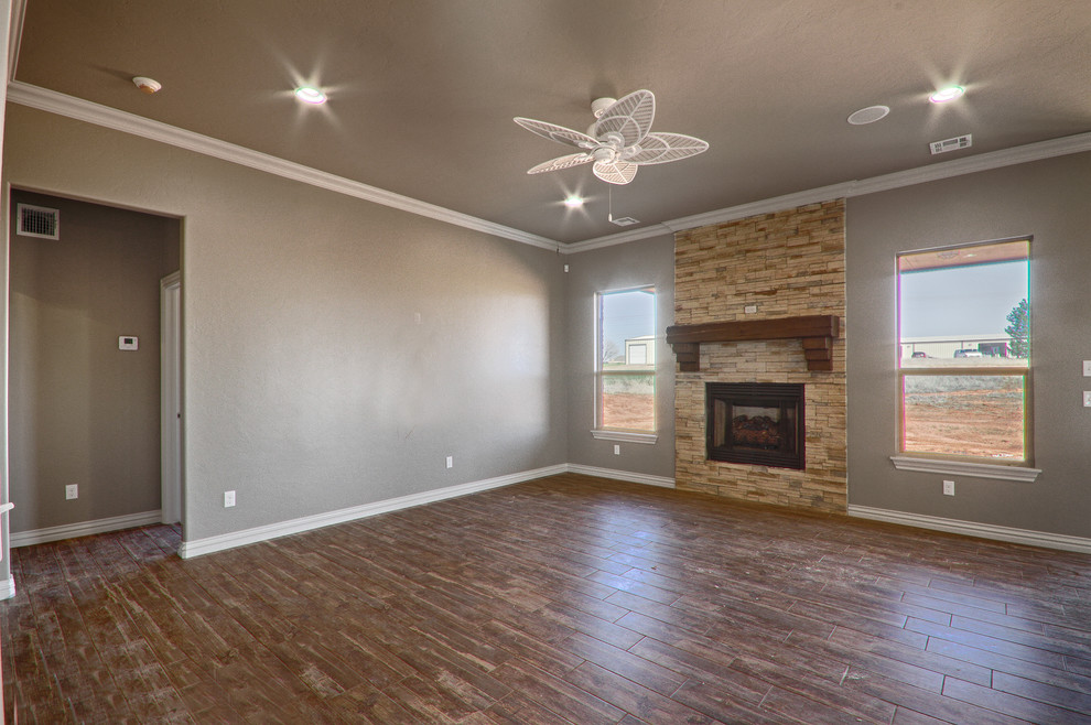 Mittelgroßes, Offenes Klassisches Wohnzimmer mit Keramikboden und Kaminumrandung aus Stein in Oklahoma City