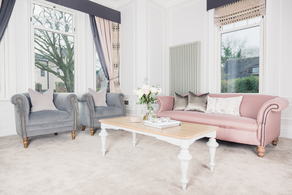 Стильный дизайн: парадная гостиная комната в стиле неоклассика (современная классика) с белыми стенами, ковровым покрытием и бежевым полом - последний тренд