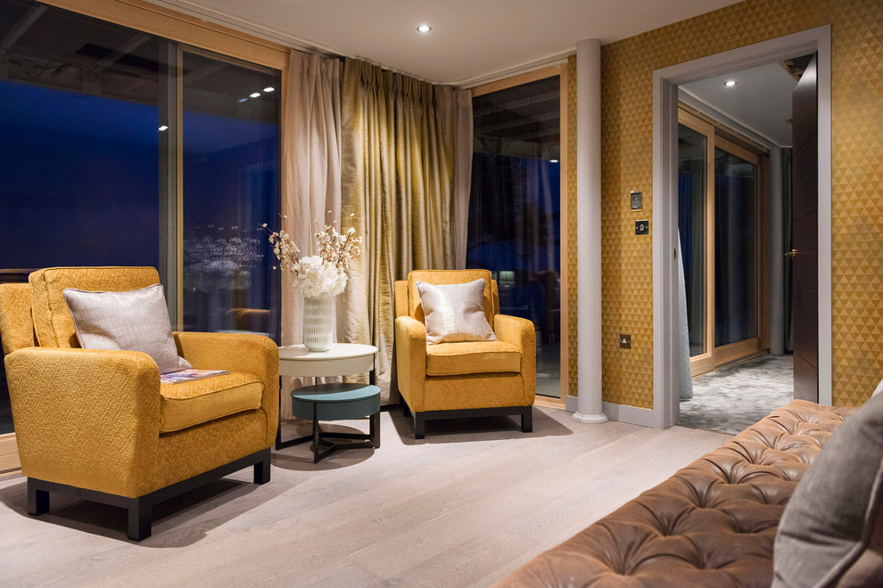 Maritimes Wohnzimmer mit gelber Wandfarbe in Cornwall