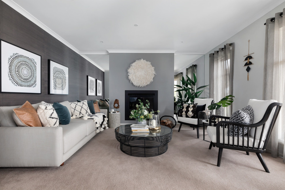 Repräsentatives, Fernseherloses, Abgetrenntes Modernes Wohnzimmer mit grauer Wandfarbe, Teppichboden, Kamin und beigem Boden in Melbourne