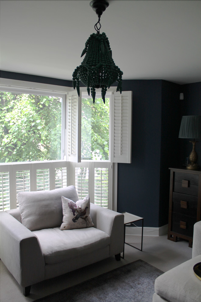 Esempio di un piccolo soggiorno bohémian chiuso con pareti blu e moquette