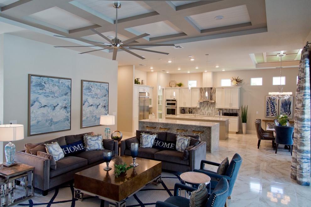 Foto di un grande soggiorno tradizionale aperto con sala formale, pareti beige, pavimento con piastrelle in ceramica, TV a parete e pavimento multicolore