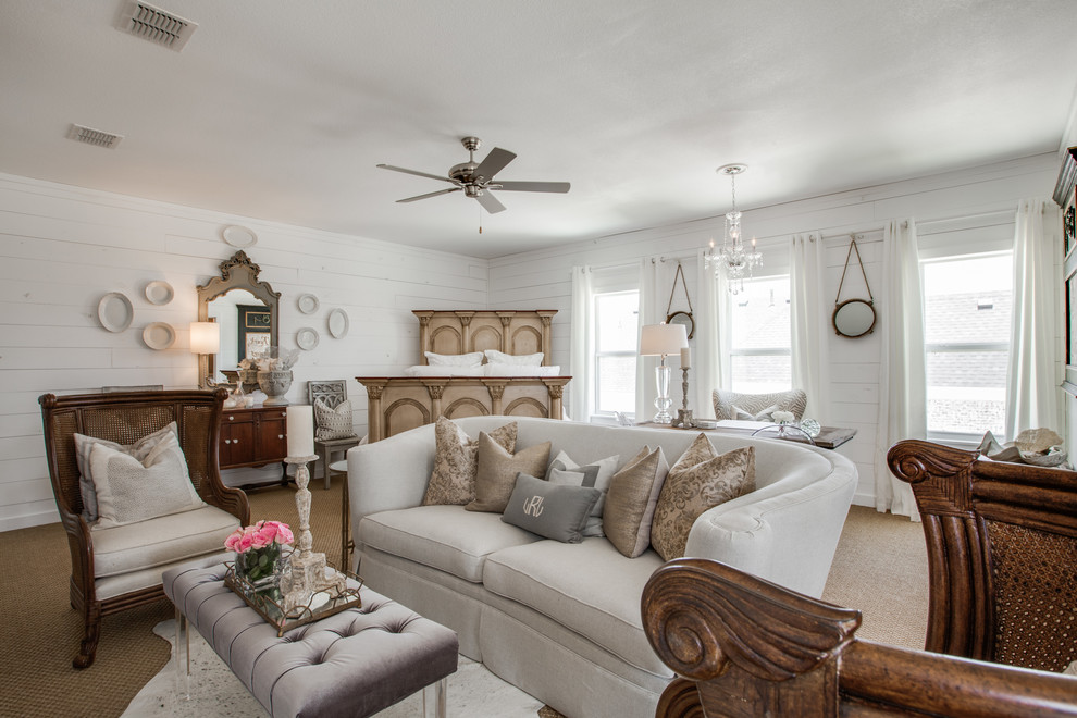 Offenes Shabby-Look Wohnzimmer mit weißer Wandfarbe und Teppichboden in Atlanta