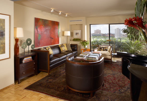 Modernes Wohnzimmer mit beiger Wandfarbe und braunem Holzboden in Minneapolis