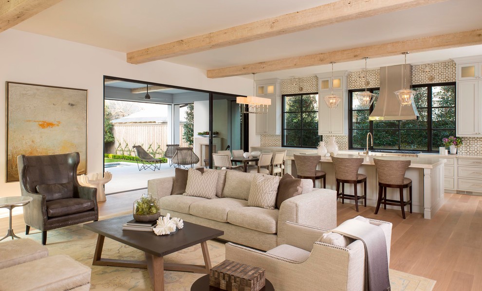 Modelo de salón para visitas abierto mediterráneo grande con paredes blancas, suelo de madera clara y suelo beige