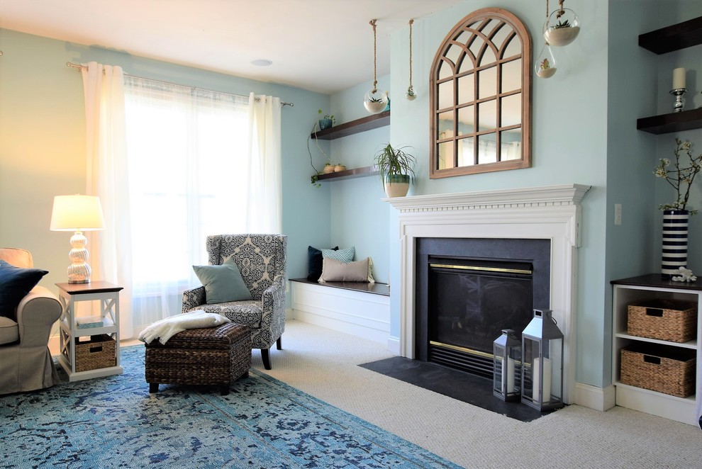 Diseño de salón abierto costero de tamaño medio con paredes azules, moqueta, todas las chimeneas, marco de chimenea de madera y televisor colgado en la pared