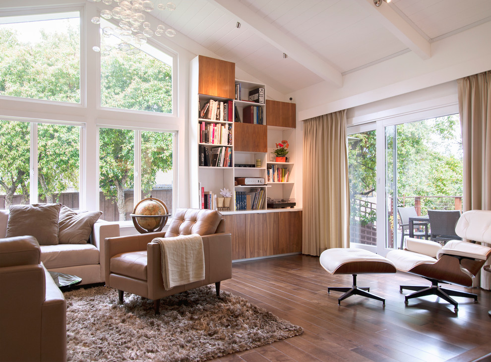 Mittelgroßes, Fernseherloses, Offenes Modernes Wohnzimmer ohne Kamin mit weißer Wandfarbe, braunem Boden und braunem Holzboden in San Francisco
