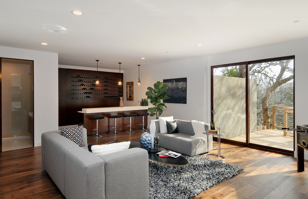 Exempel på ett mellanstort modernt allrum med öppen planlösning, med ett finrum, vita väggar, mellanmörkt trägolv och brunt golv