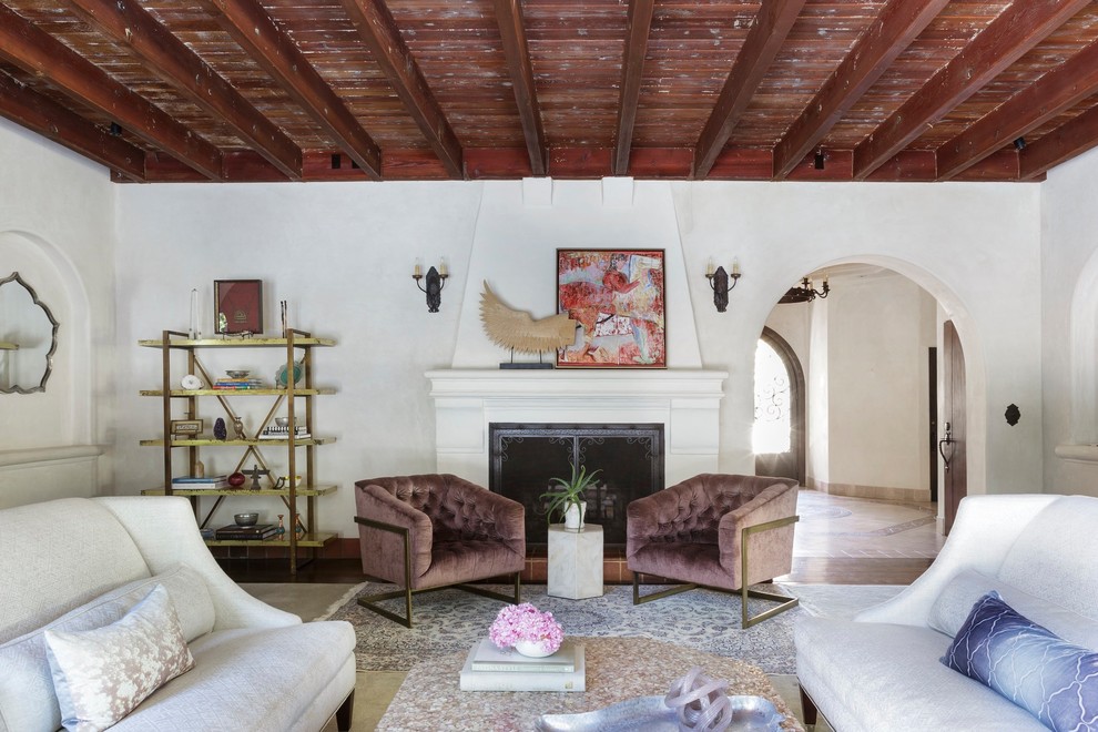 Diseño de salón para visitas cerrado mediterráneo grande sin televisor con paredes blancas, todas las chimeneas, marco de chimenea de yeso y suelo marrón