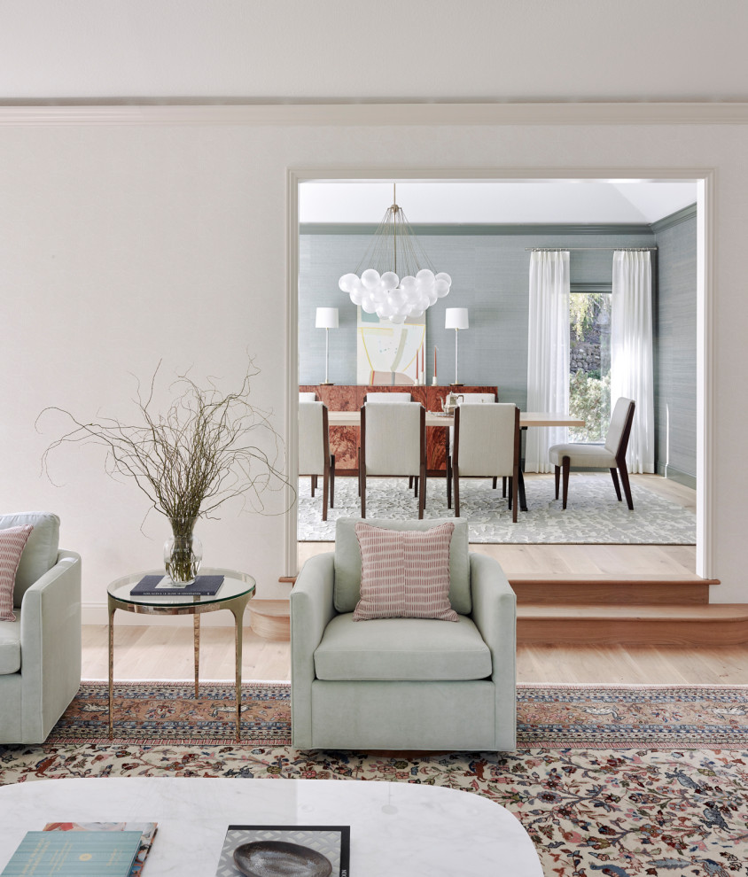 Idee per un grande soggiorno moderno chiuso con sala formale, pareti beige, parquet chiaro, soffitto ribassato e carta da parati