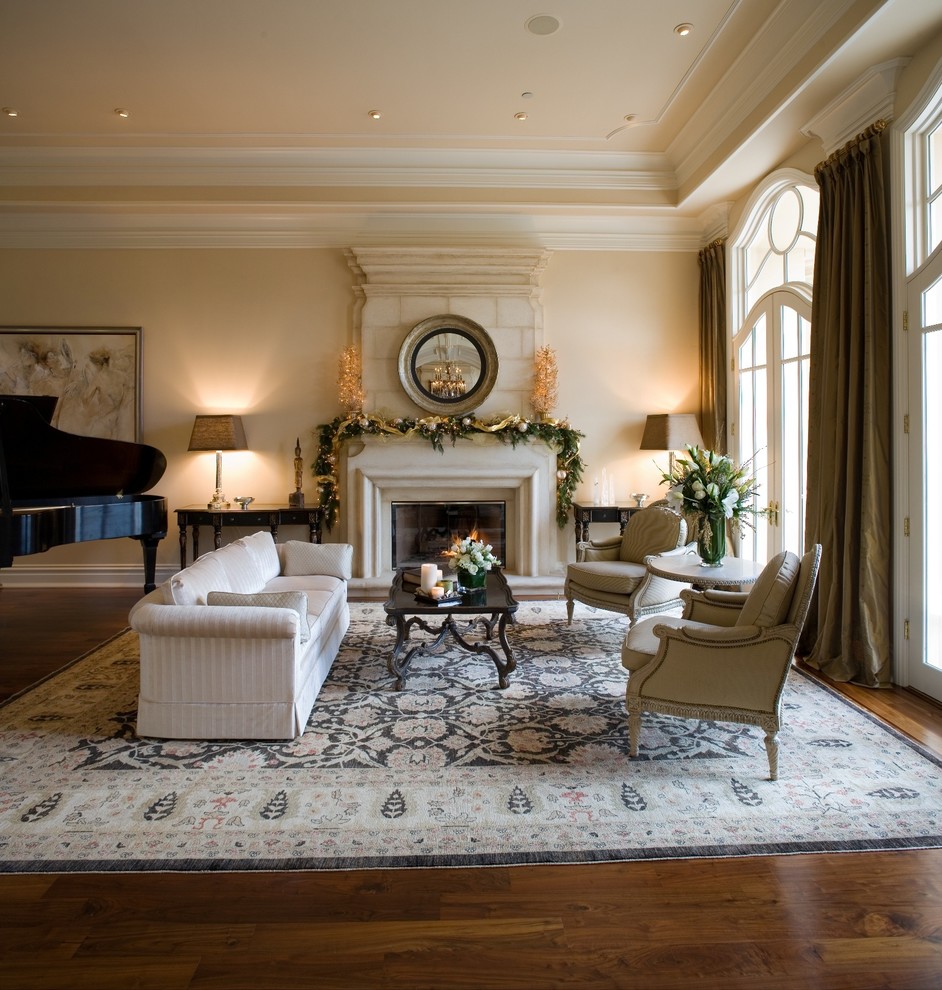 Großes, Repräsentatives, Fernseherloses Klassisches Wohnzimmer mit beiger Wandfarbe, dunklem Holzboden, Kamin und Kaminumrandung aus Stein in San Francisco