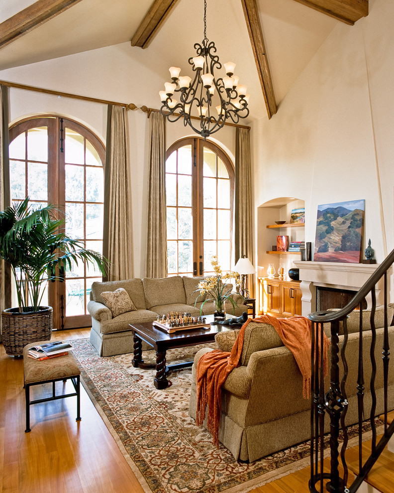Mittelgroßes, Fernseherloses, Abgetrenntes Klassisches Wohnzimmer mit beiger Wandfarbe, hellem Holzboden, Tunnelkamin und Kaminumrandung aus Stein in San Francisco