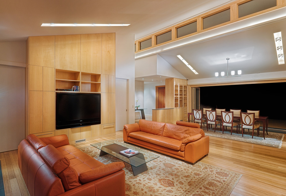 Свежая идея для дизайна: гостиная комната в современном стиле с полом из бамбука - отличное фото интерьера