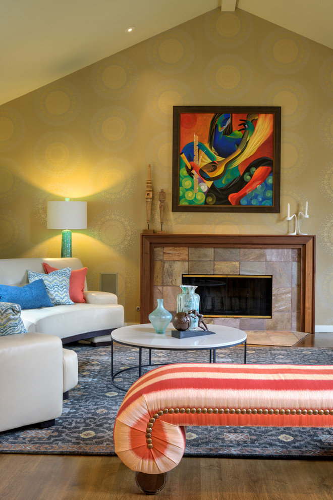 Mittelgroßes, Repräsentatives, Abgetrenntes Klassisches Wohnzimmer mit beiger Wandfarbe, braunem Holzboden, Kamin, Kaminumrandung aus Stein und braunem Boden in San Francisco