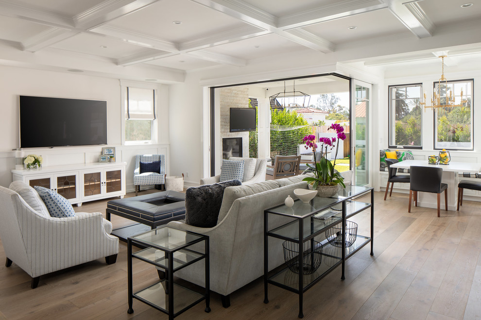 Uriges Wohnzimmer mit weißer Wandfarbe und braunem Holzboden in Los Angeles
