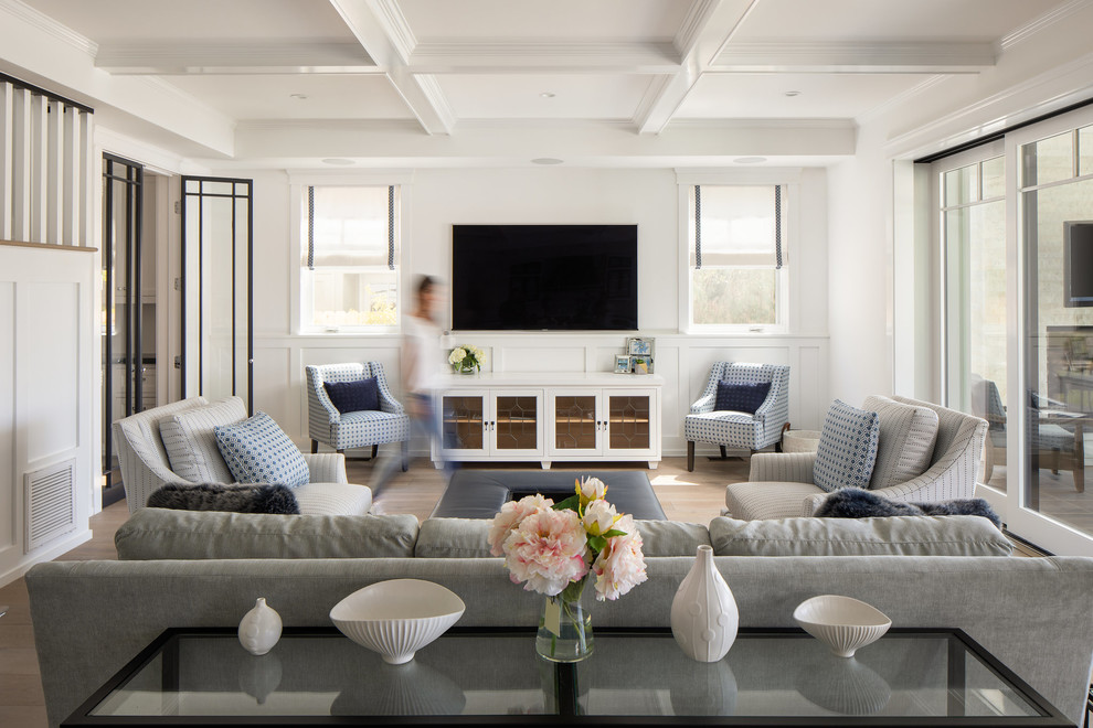 Idee per un soggiorno tradizionale con pareti bianche, parquet chiaro, TV a parete e pavimento beige