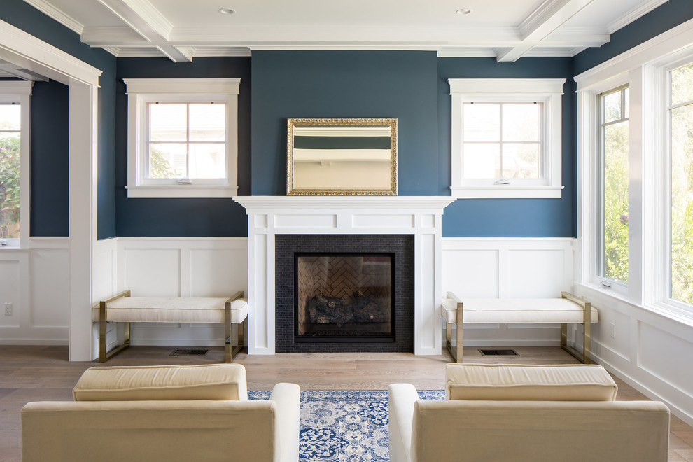 Idee per un soggiorno classico con sala formale, pareti blu, parquet chiaro, camino classico e pavimento beige