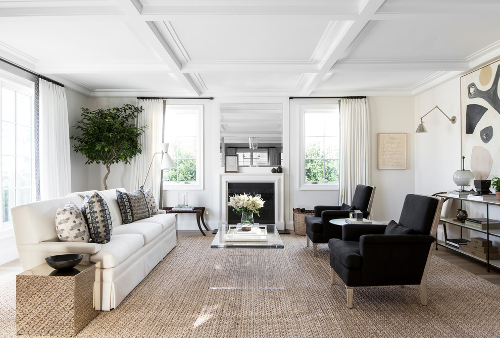 Идея дизайна: гостиная комната в стиле неоклассика (современная классика) с белыми стенами, ковровым покрытием и коричневым полом