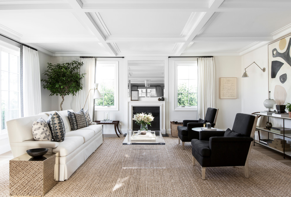 Cette image montre un salon traditionnel avec un mur blanc, moquette et un sol marron.