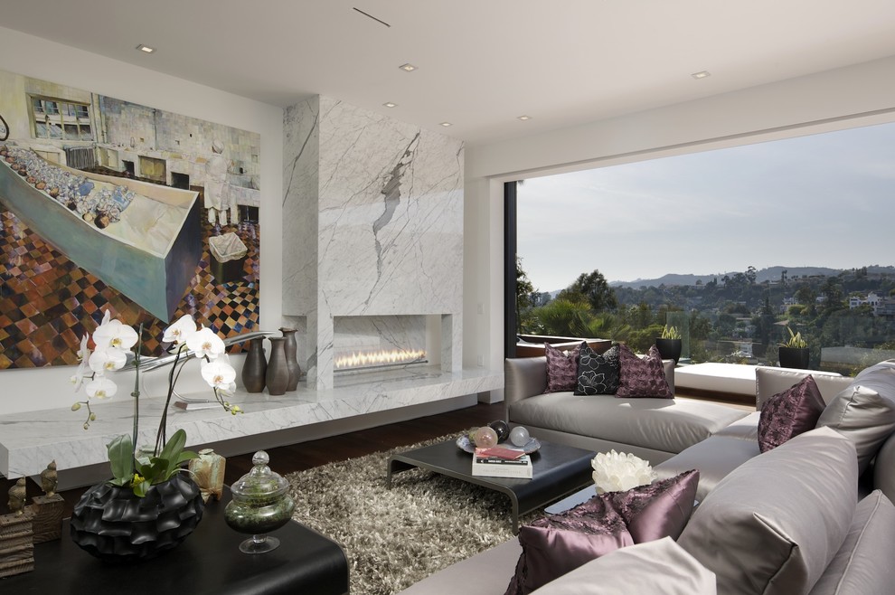 Modernes Wohnzimmer mit weißer Wandfarbe und Gaskamin in Los Angeles