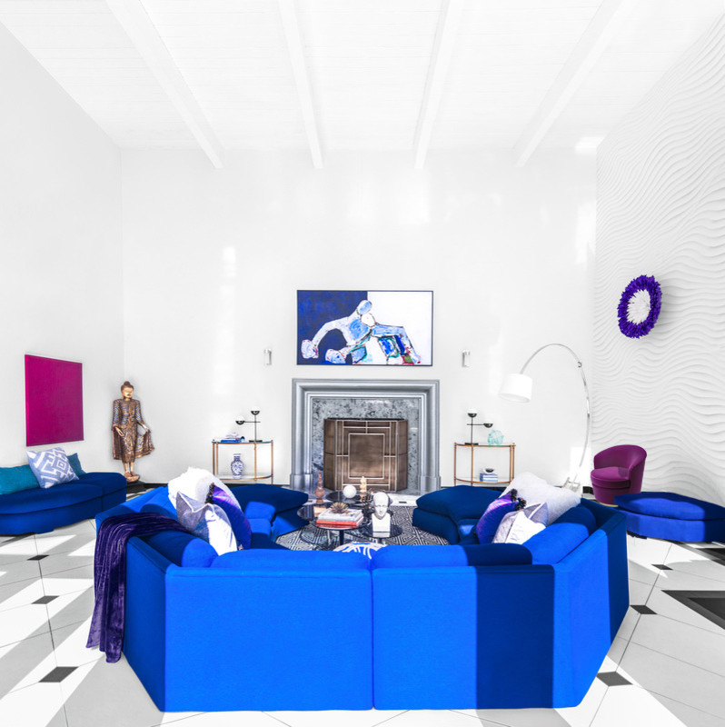 Foto de salón minimalista grande con paredes blancas