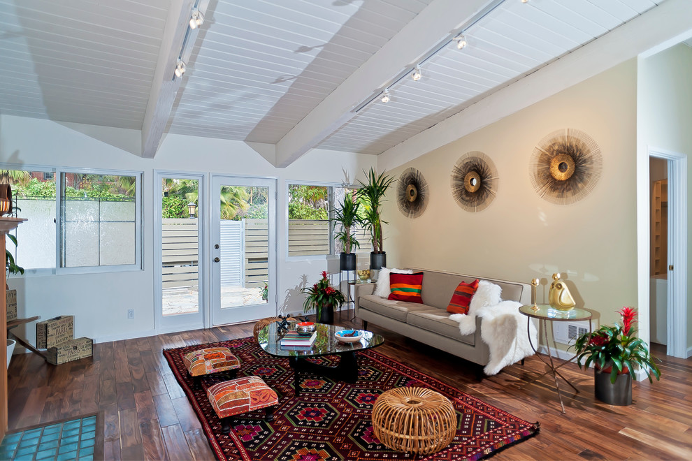 Stilmix Wohnzimmer mit beiger Wandfarbe in Los Angeles