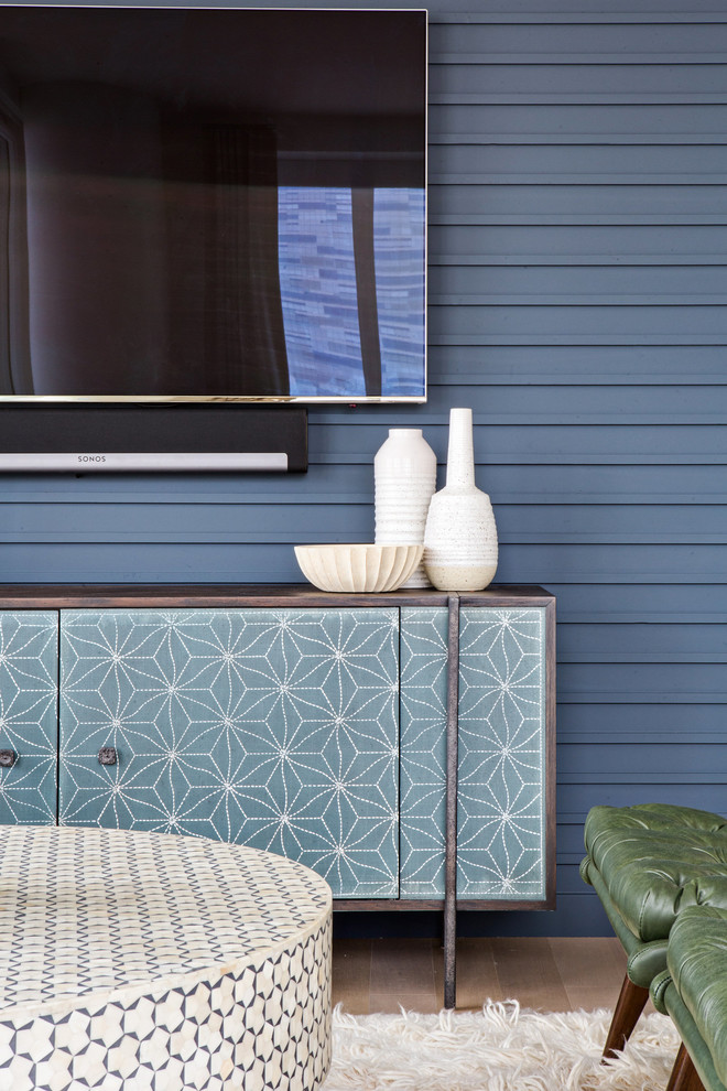 Свежая идея для дизайна: парадная, открытая гостиная комната среднего размера в стиле ретро с синими стенами, светлым паркетным полом, телевизором на стене и бежевым полом - отличное фото интерьера