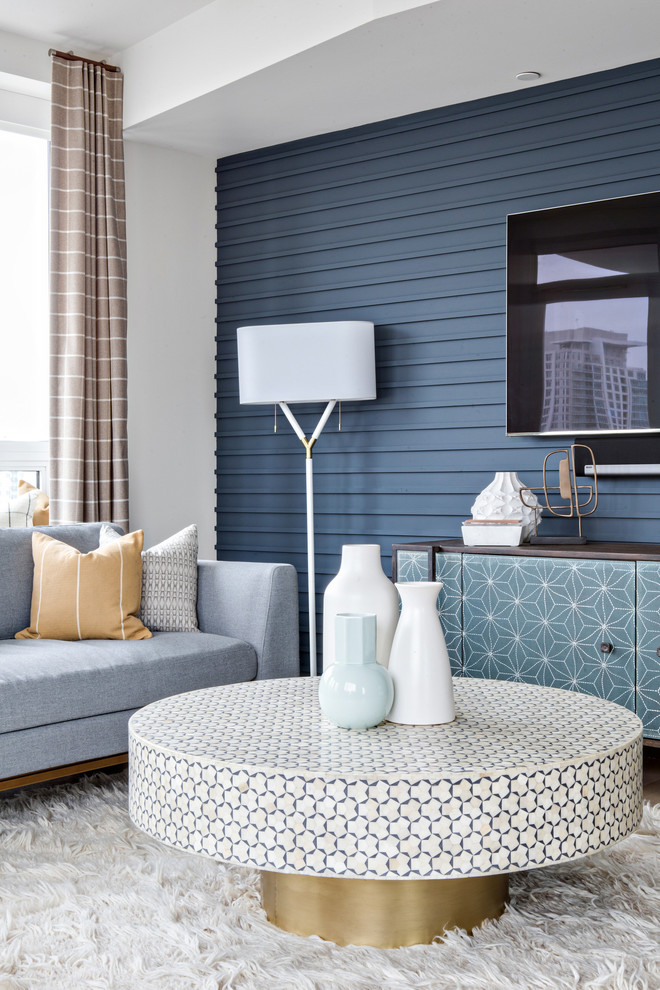 Ispirazione per un grande soggiorno minimalista aperto con sala formale, pareti blu, parquet chiaro, TV a parete e pavimento beige
