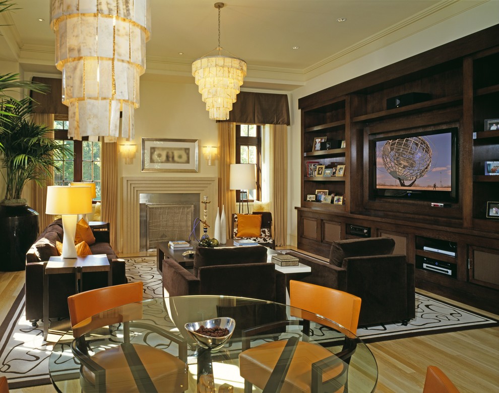 Imagen de salón contemporáneo con paredes beige, todas las chimeneas y pared multimedia