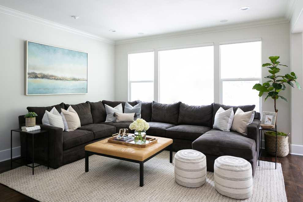Maritimes Wohnzimmer mit weißer Wandfarbe, dunklem Holzboden und braunem Boden in Orange County
